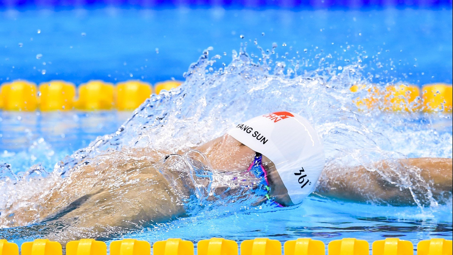 乐鱼电竞-足球赛场团队配合更加默契，足球的团队配合